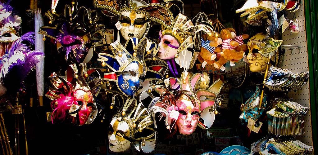 Маски и костюмы