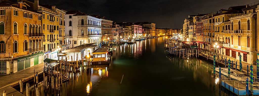 Венеция после наступления темноты